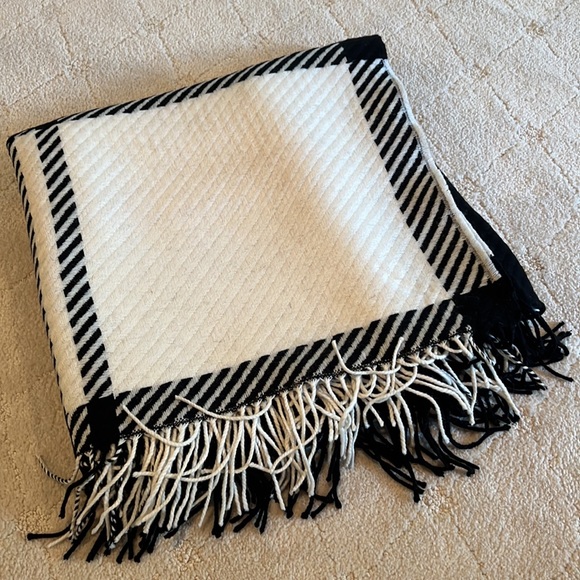 Hugo Boss brand new Will Poncho/Wrap - Picture 6 of 6